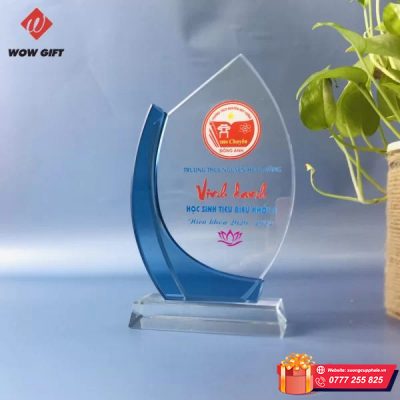 kỷ niệm chương pha lê vinh danh học sinh