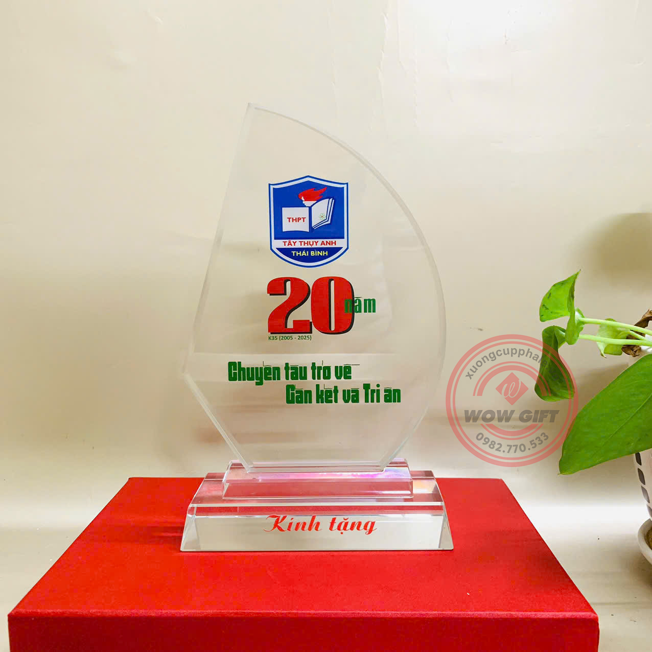 kỷ niệm chương pha lê quà tặng họp lớp