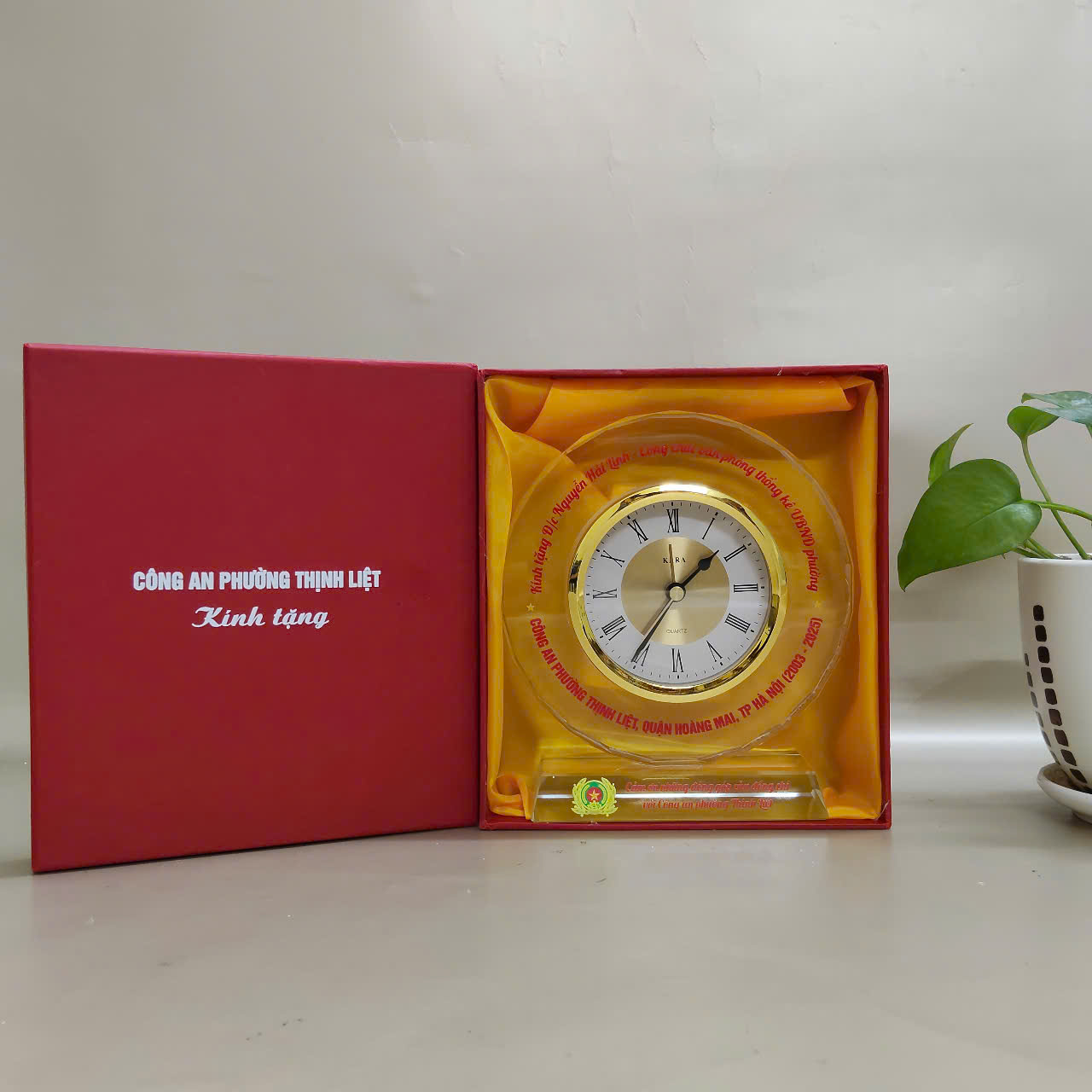 đồng hồ pha lê để bàn